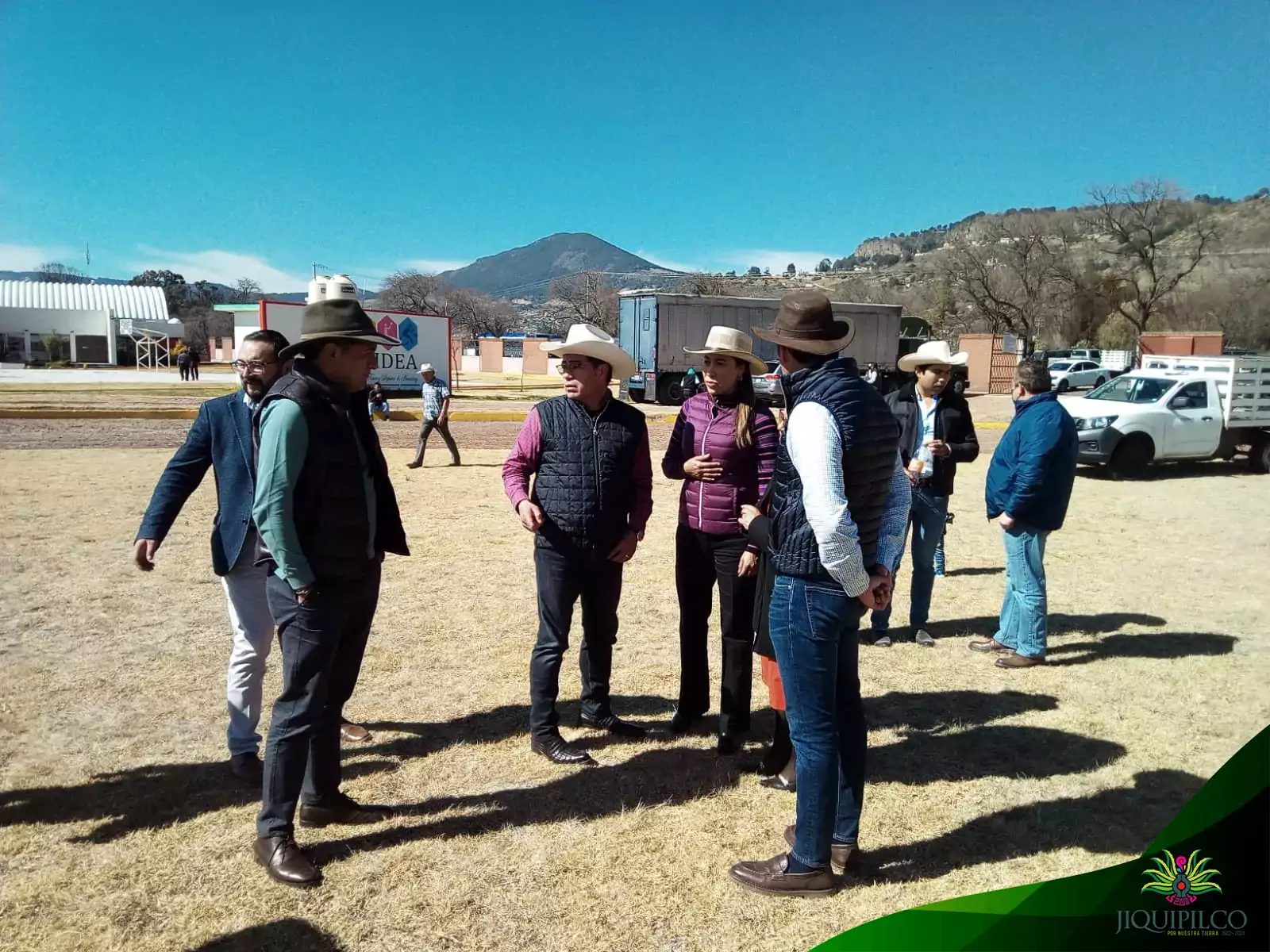 La Mtra LetyMejia Secretaria del Campo entrego bultos de alimento jpg