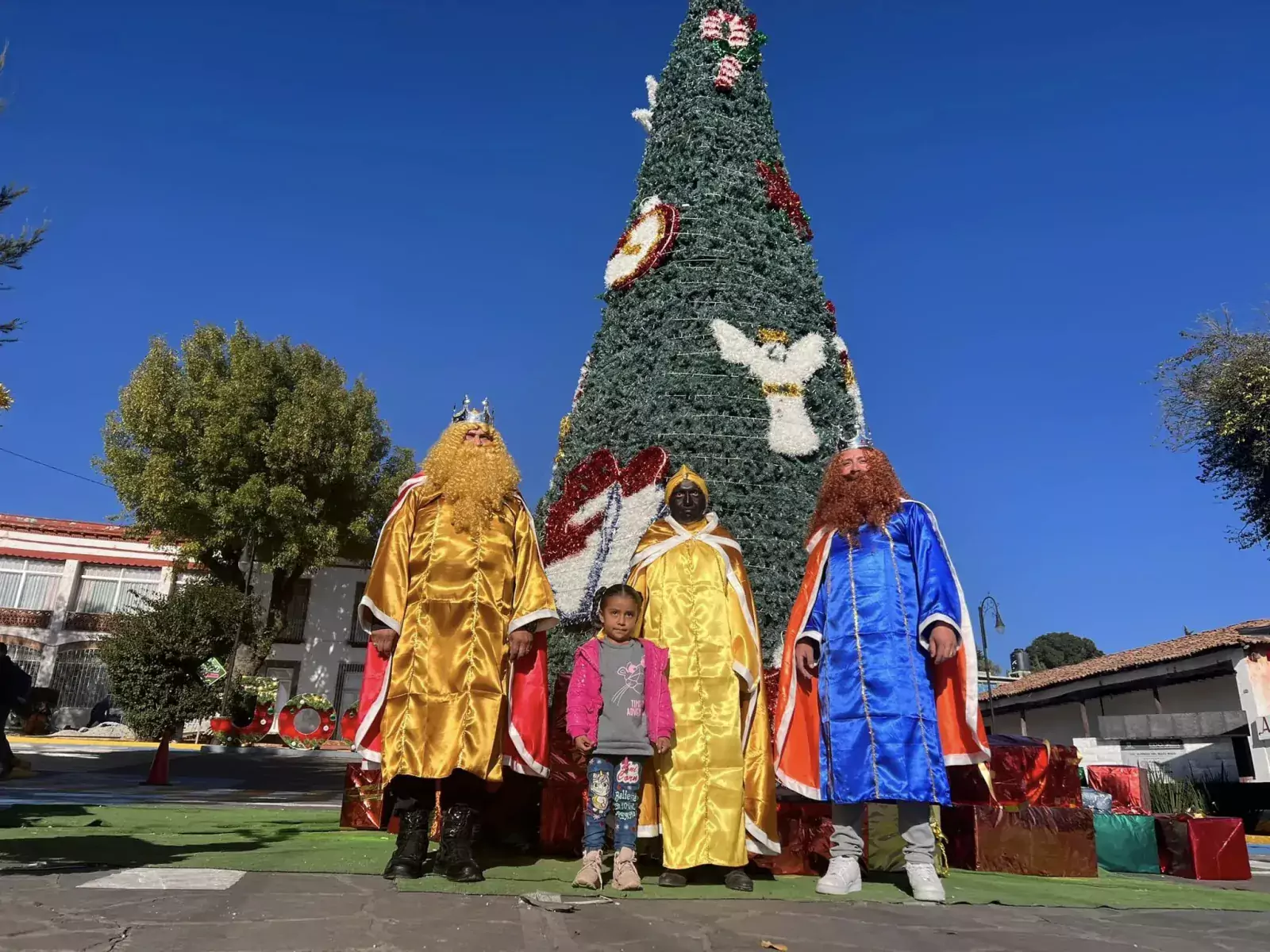 Los Reyes Magos recorren el centro de la Cabecera Municipal jpg