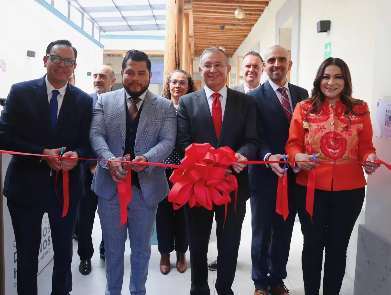 Nuestro Presidente Municipal Raymundo Martinez Carbajal acompano a la titular jpg