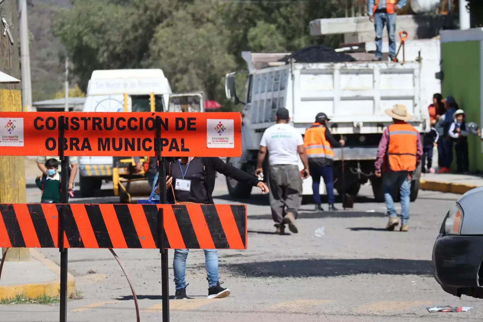 Nuestros companeros de ObrasPublicas se encuentran trabajando este Lunes en jpg