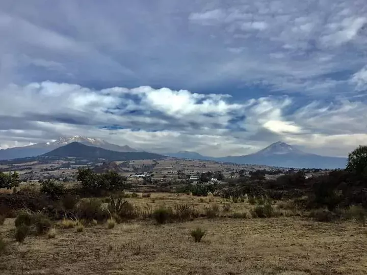 Panoramica del volcan Iztaccihuatl y Popocatepetl asi como el cerro jpg