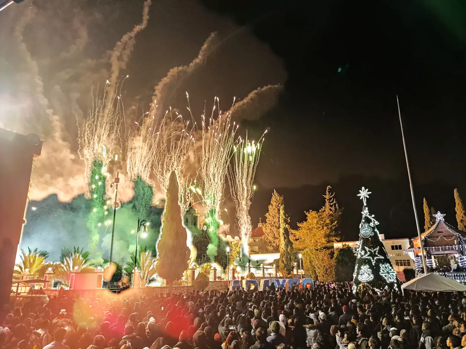 RECIBIMOS EL ANO NUEVO CON FERIA MUSICA PIROTECNIA Y BAILE jpg