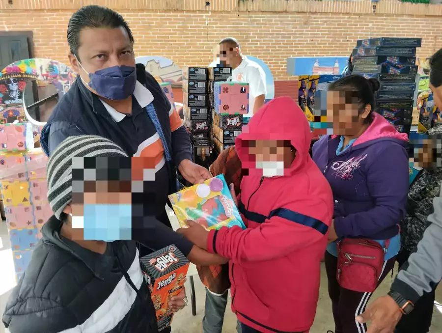 Recibiendo a los pequenos del hogar en el festejo del jpg