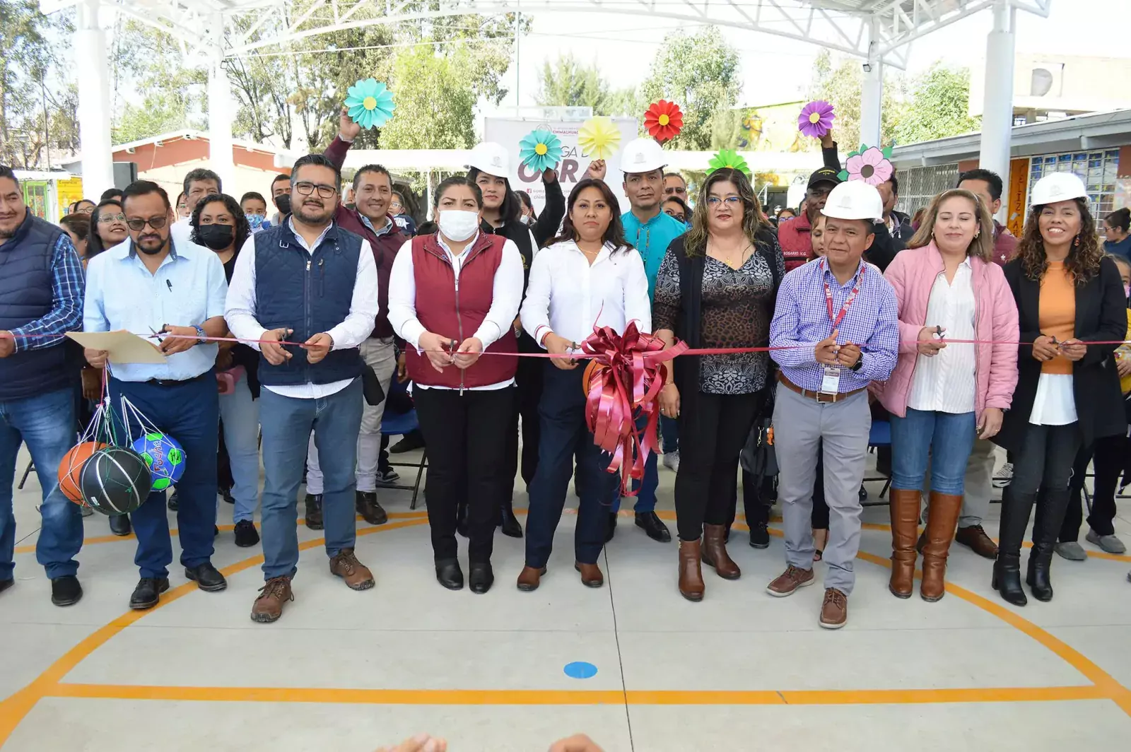 XOCHITL FLORES ENTREGA ARCOTECHO EN PRIMARIA NEZAHUALCOYOTL DE BARRIO PLATEROS jpg