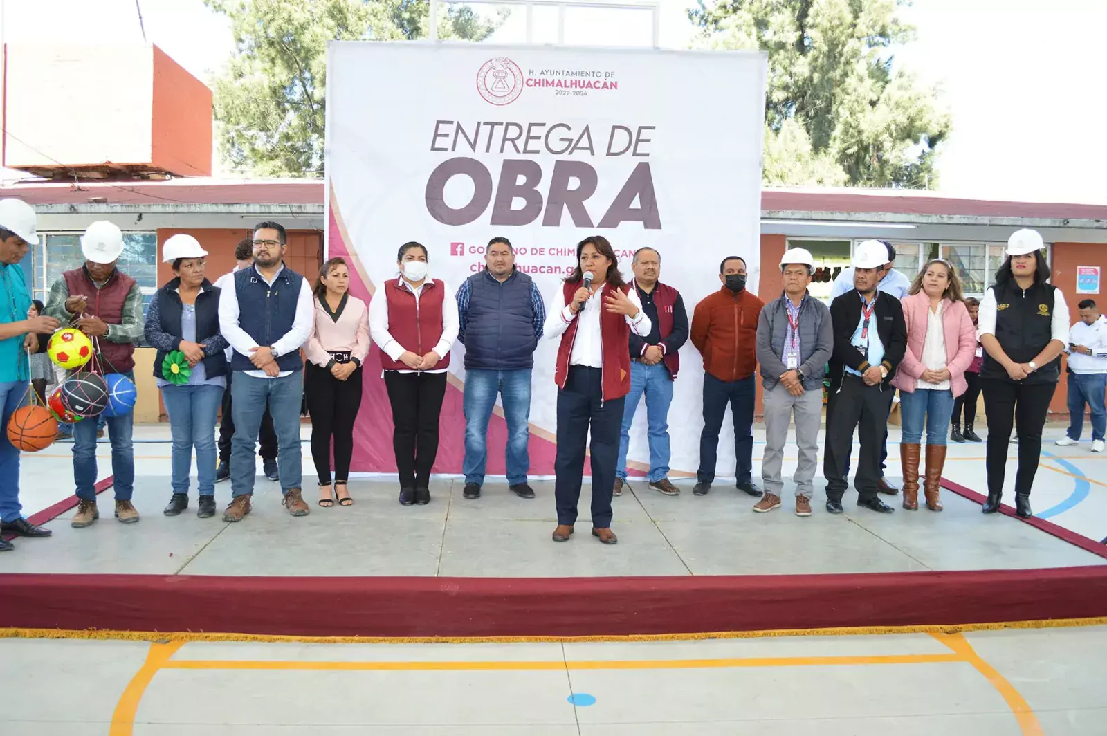 XOCHITL FLORES ENTREGA OBRAS EN ESCUELAS QUE HABIAN SIDO OLVIDADAS jpg