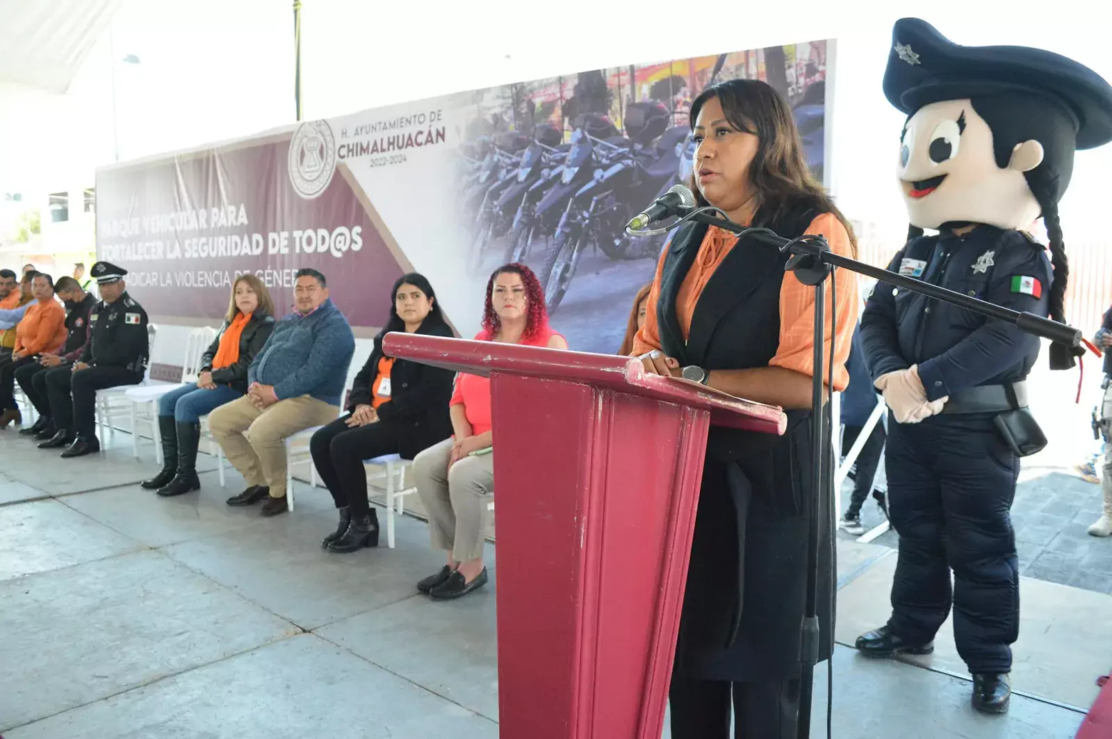 XOCHITL FLORES ENTREGA PARQUE VEHICULAR PARA FORTALECER LA SEGURIDAD jpg