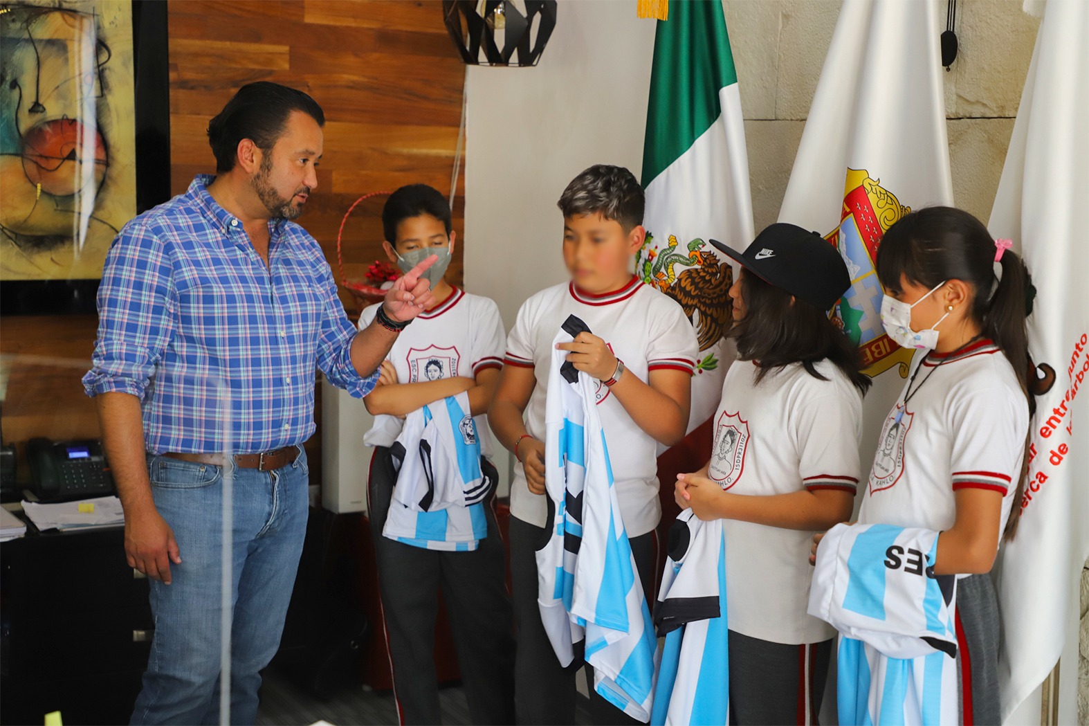 1675432249 258 El presidente municipal Aldo Ledezma hizo la entrega de uniformes