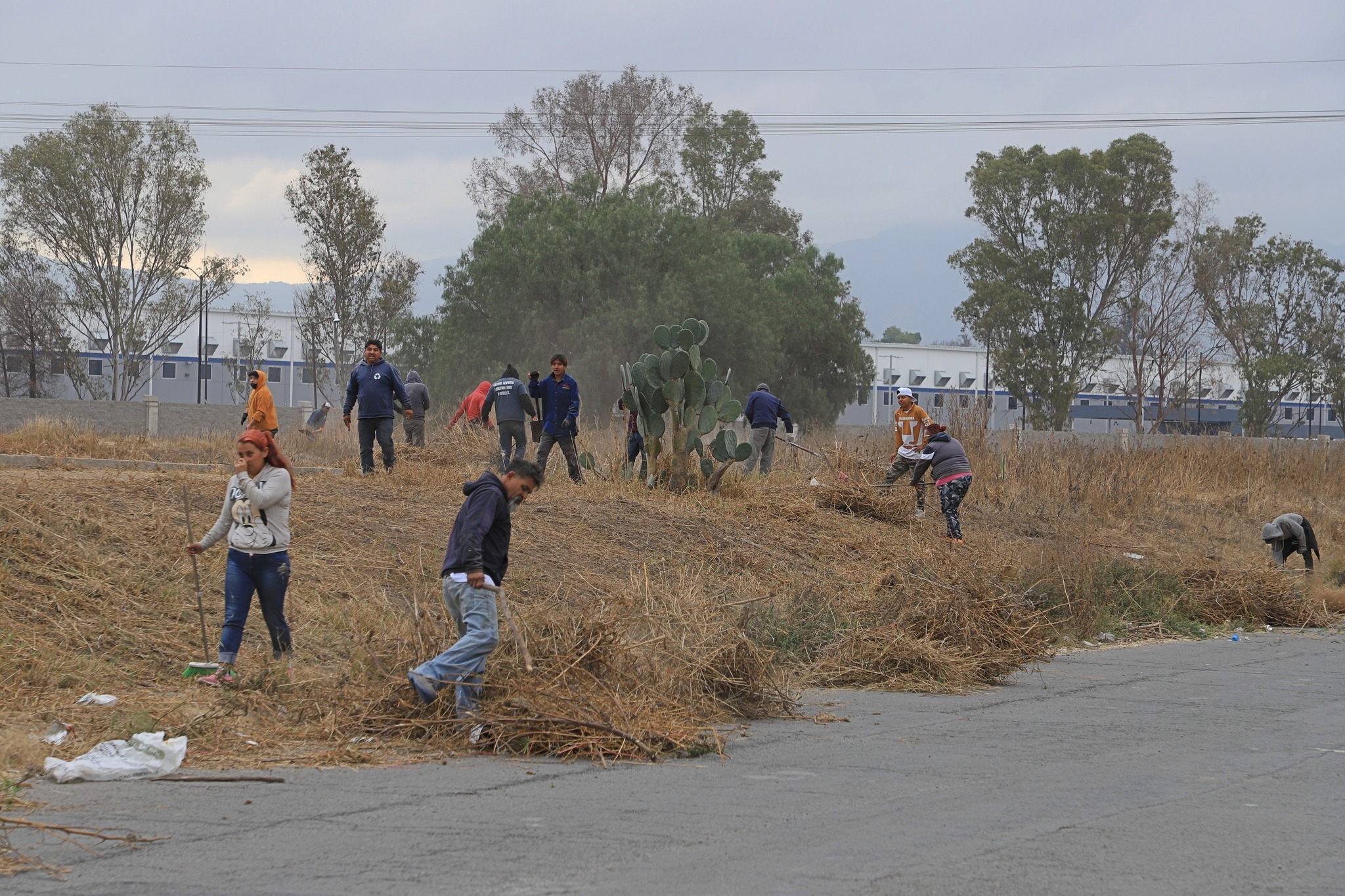 1675461544 377 Con los trabajos de corte de pasto recoleccion de basura