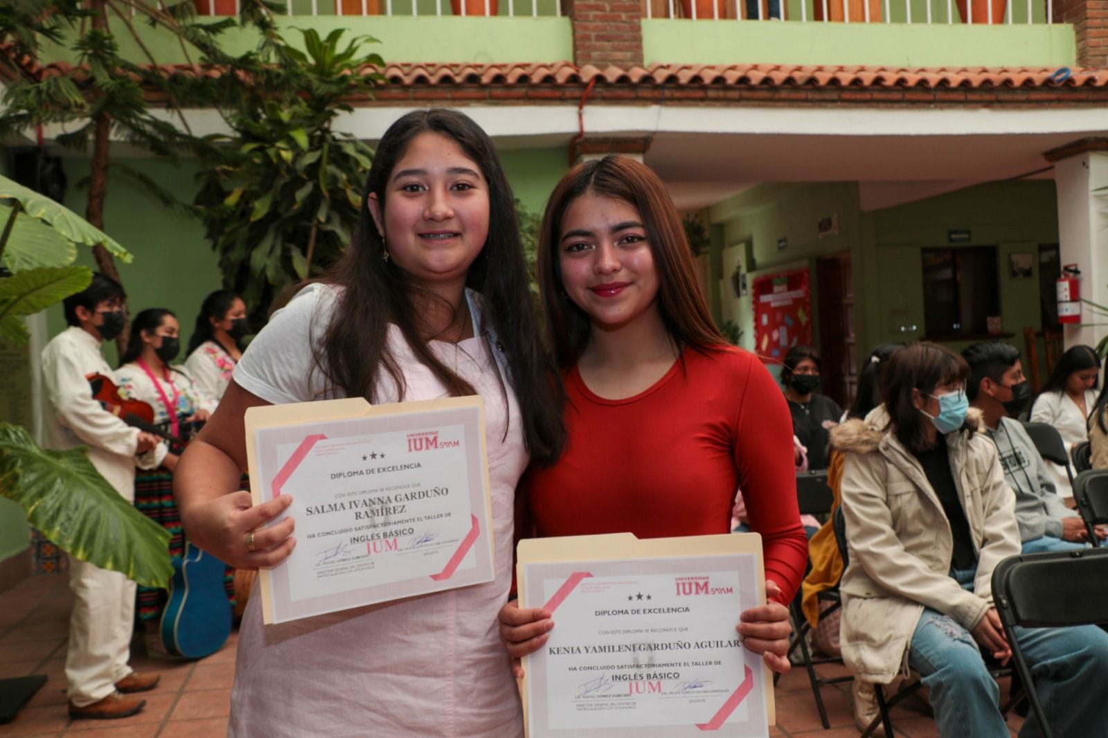 1675603915 380 50 jovenes recibieron hoy su constancia de acreditacion al CursoDeIngles