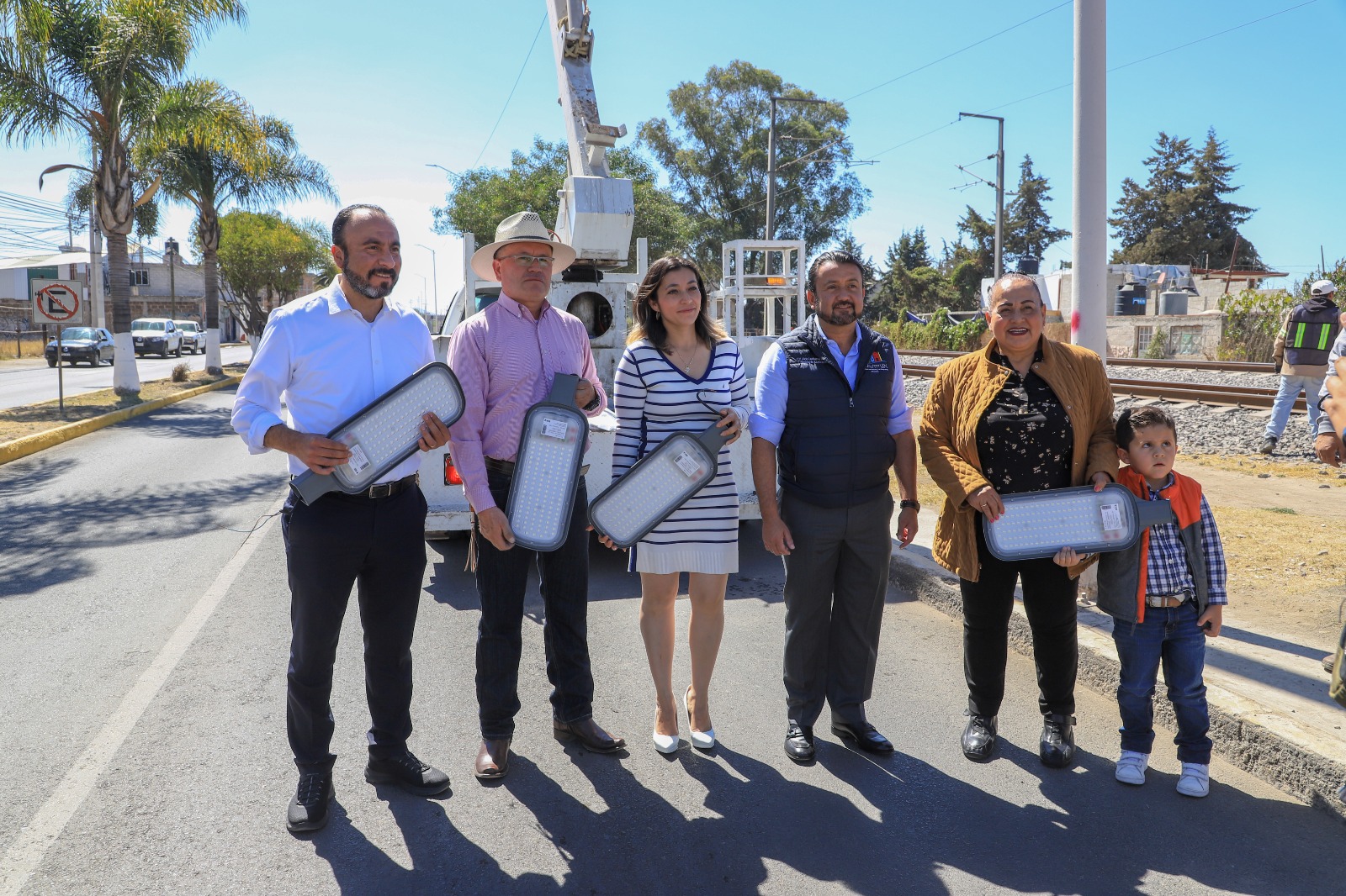 1675629390 19 Al dar inicio al Programa de Mejoramiento del alumbrado publico