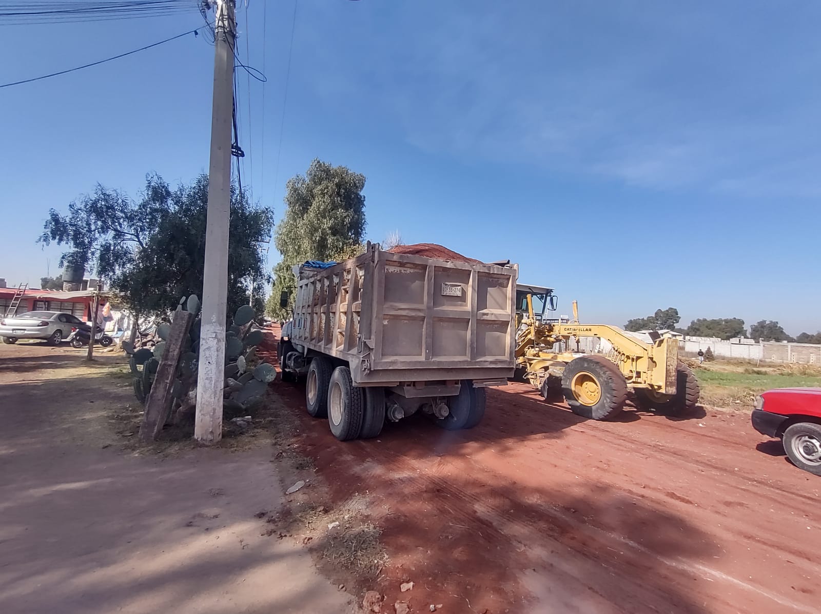 1675809514 325 Tambien efectuamos el mejoramiento de caminos en Santiago Atlatongo tendiendo