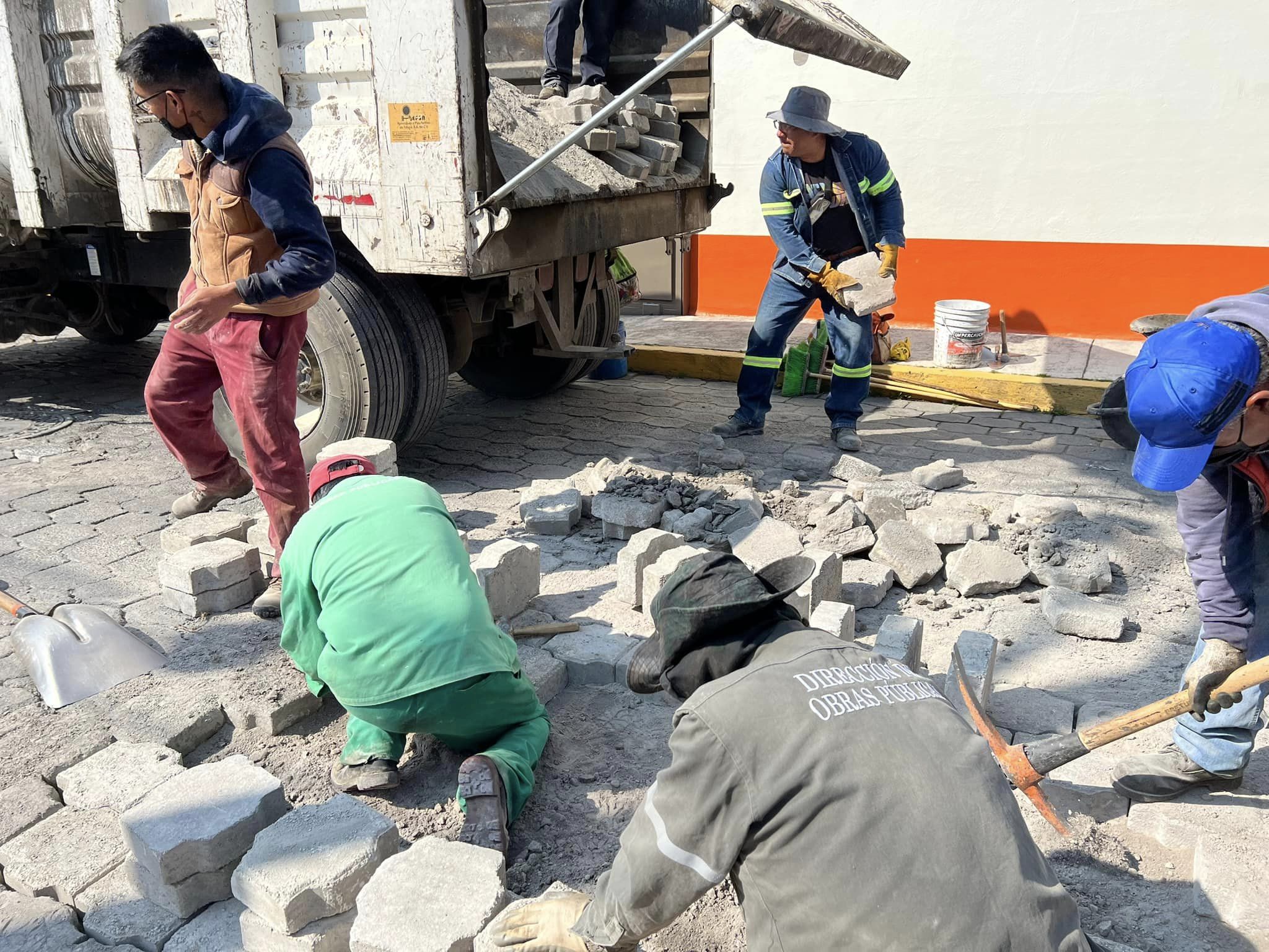 1675876669 724 La Direccion de Metepec Obras Publicas realiza el cambio de