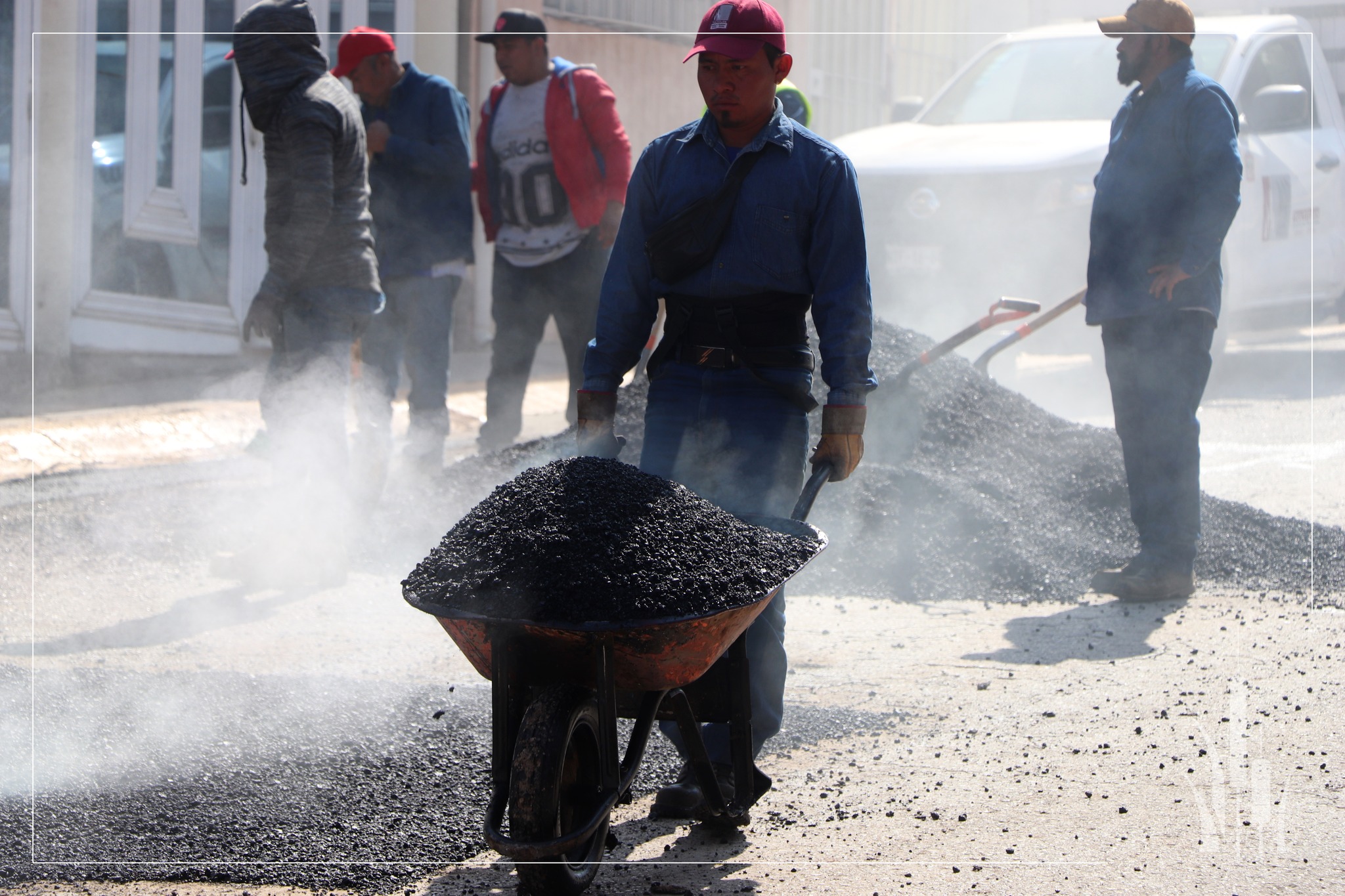 1675887179 54 Hoy se llevo a cabo bacheo en el Fraccionamiento Real