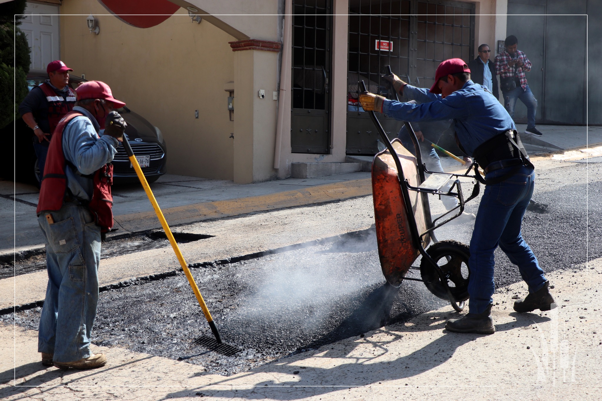 1675887180 114 Hoy se llevo a cabo bacheo en el Fraccionamiento Real