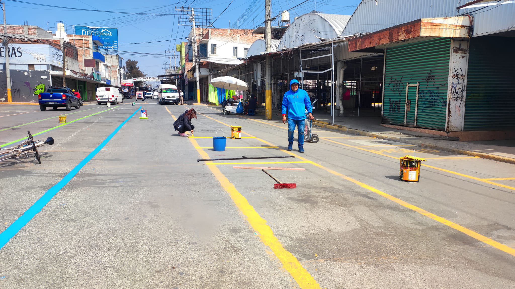 1675899545 779 Reglamentos realiza pinta de senalamientos de ubicacion para comerciantes