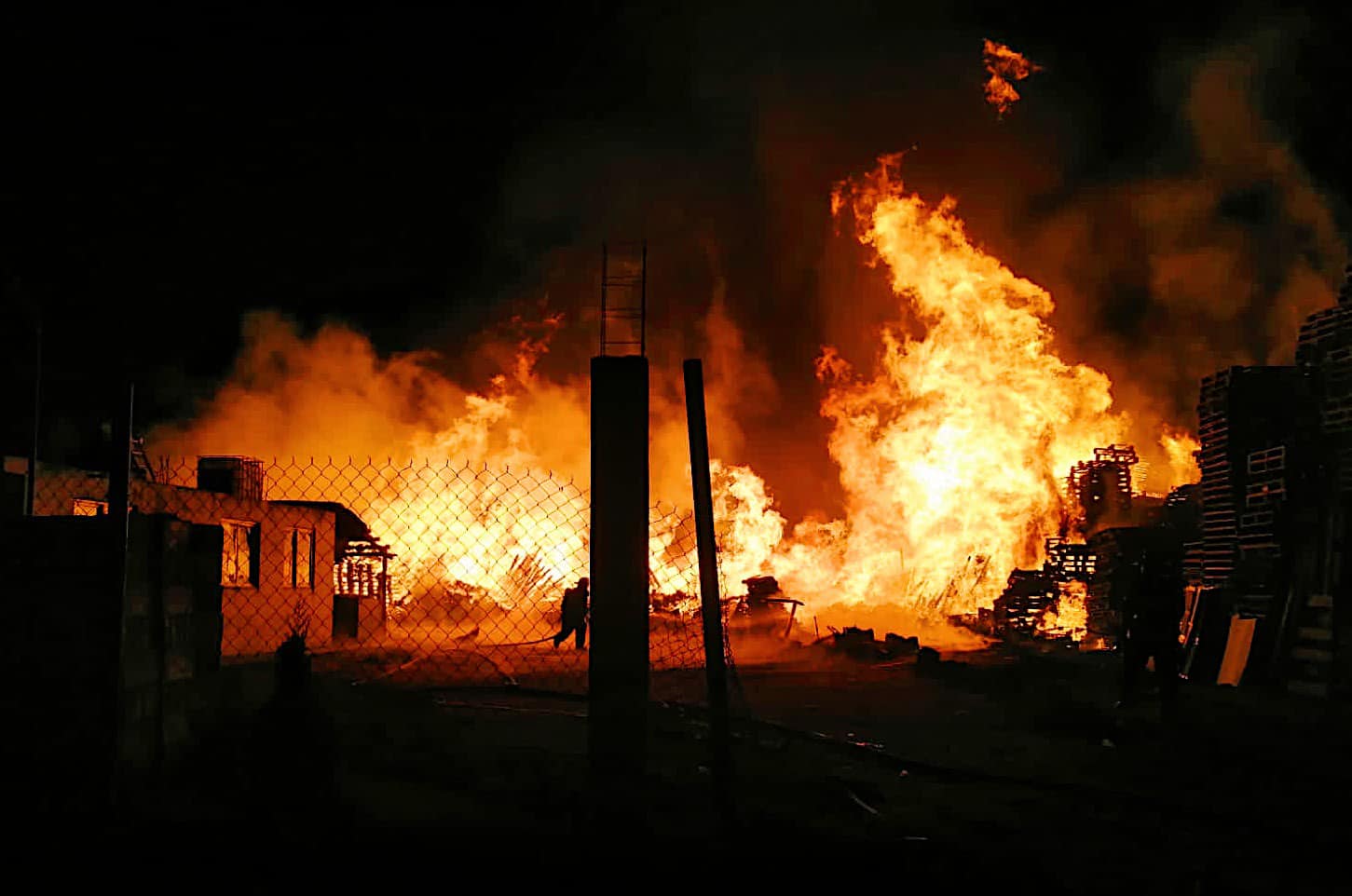 1676050110 845 INCENDIO Nuestro Honorable Cuerpo de PC Bomberos Toluca acudio