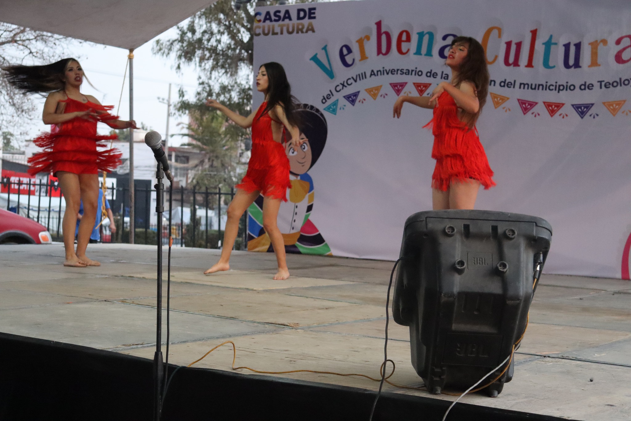 1676057703 228 Con mucha alegria danzas dueto de cantantes y grupo tropical