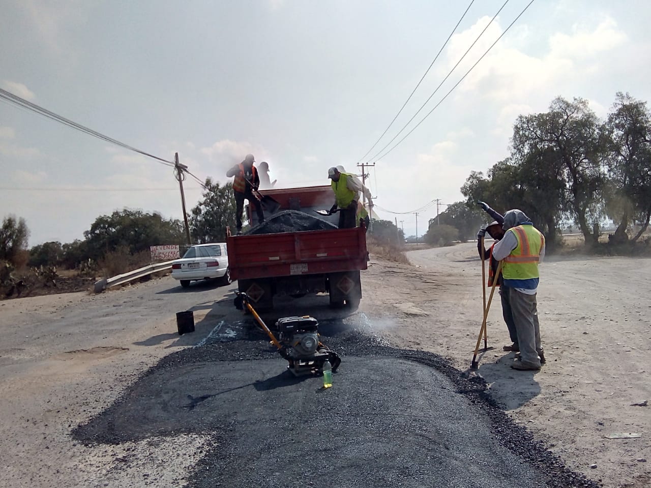 1676072208 269 Realizamos labores de bacheo en el puente del Camino a