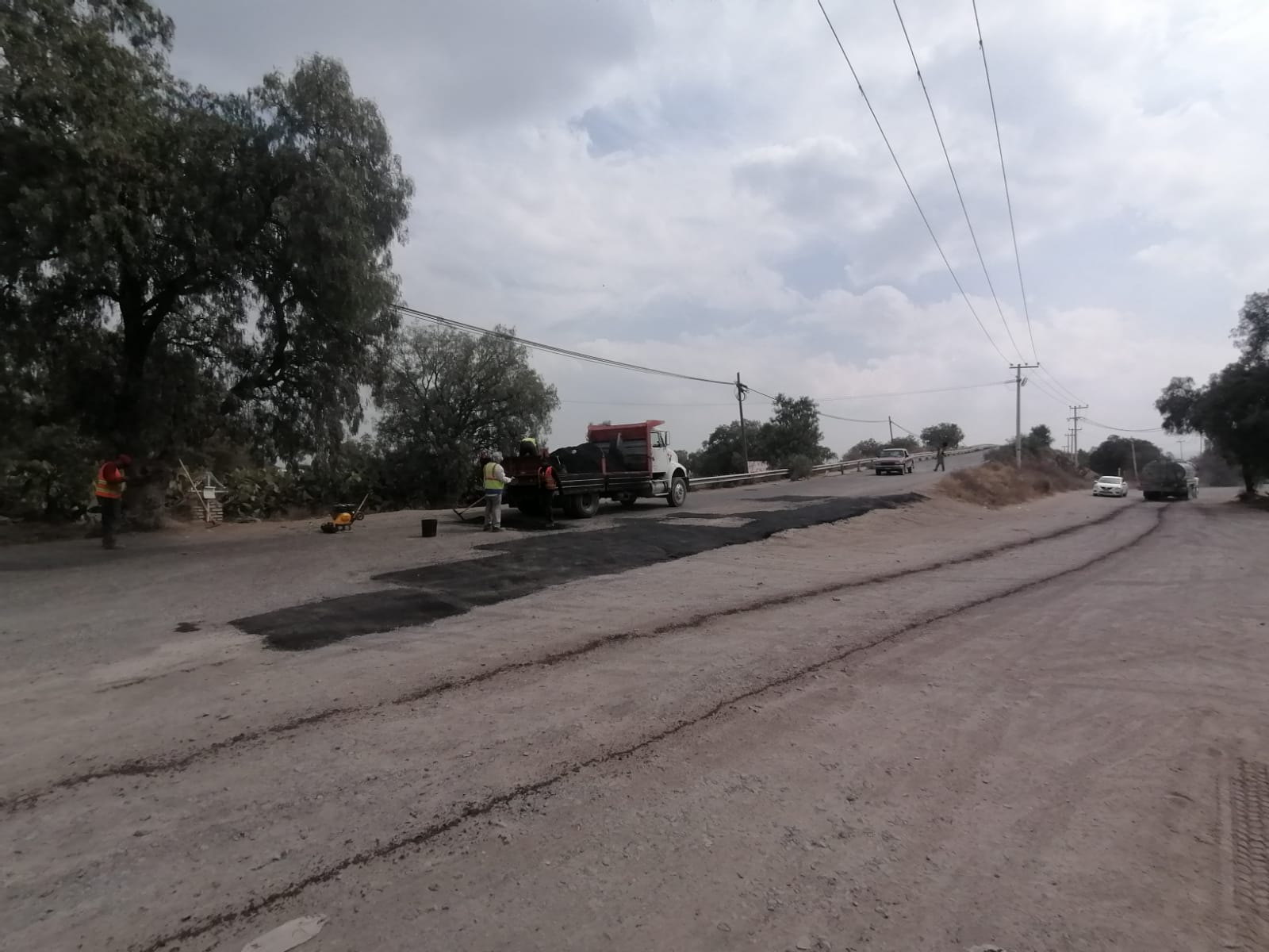 1676072208 285 Realizamos labores de bacheo en el puente del Camino a