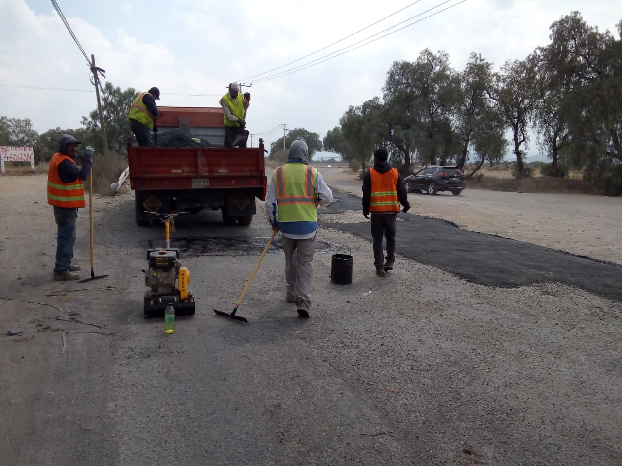 1676072208 887 Realizamos labores de bacheo en el puente del Camino a