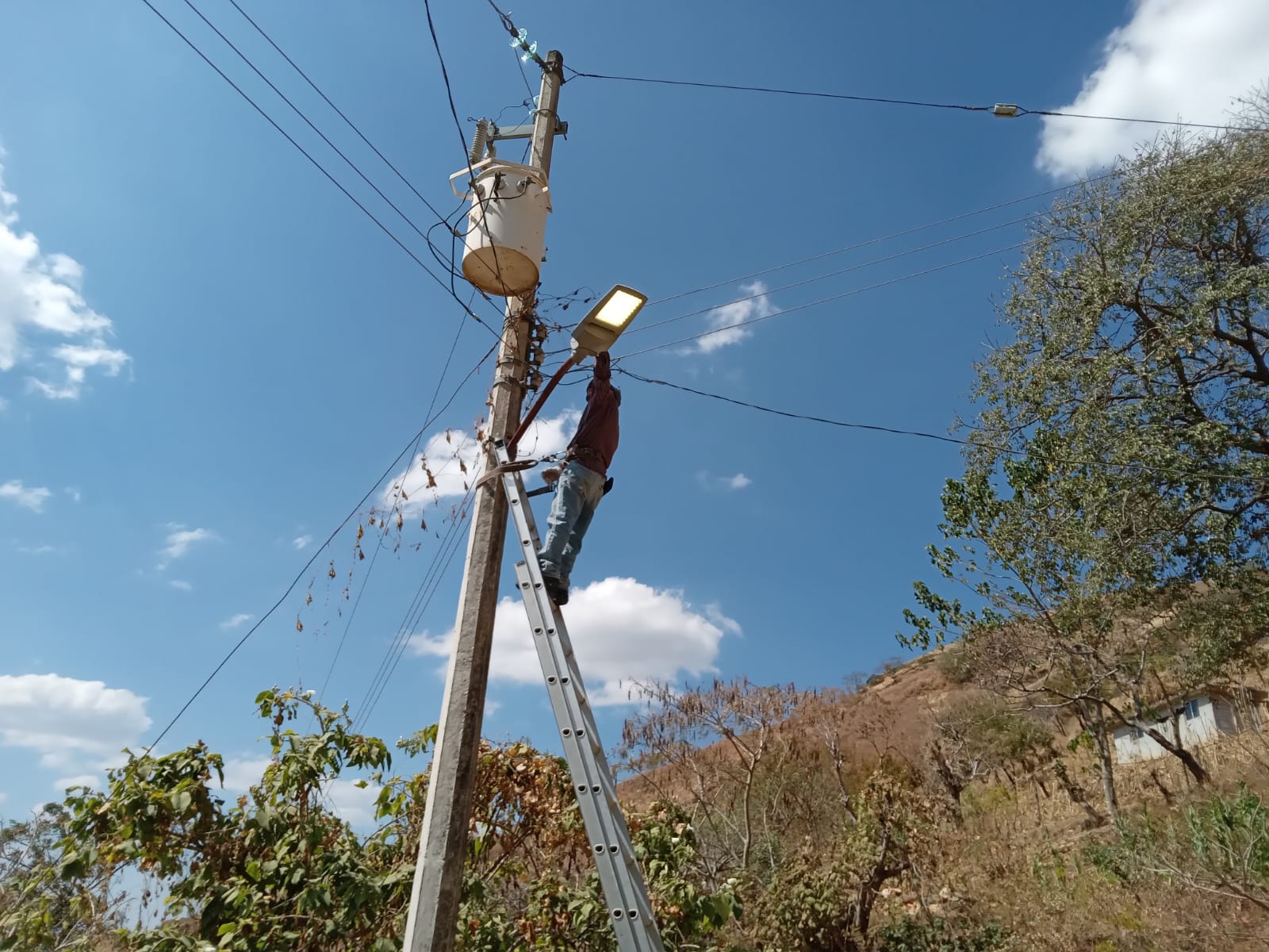 1676316351 479 AlumbradoPublico El Ayuntamiento de Tejupilco a traves del departamento