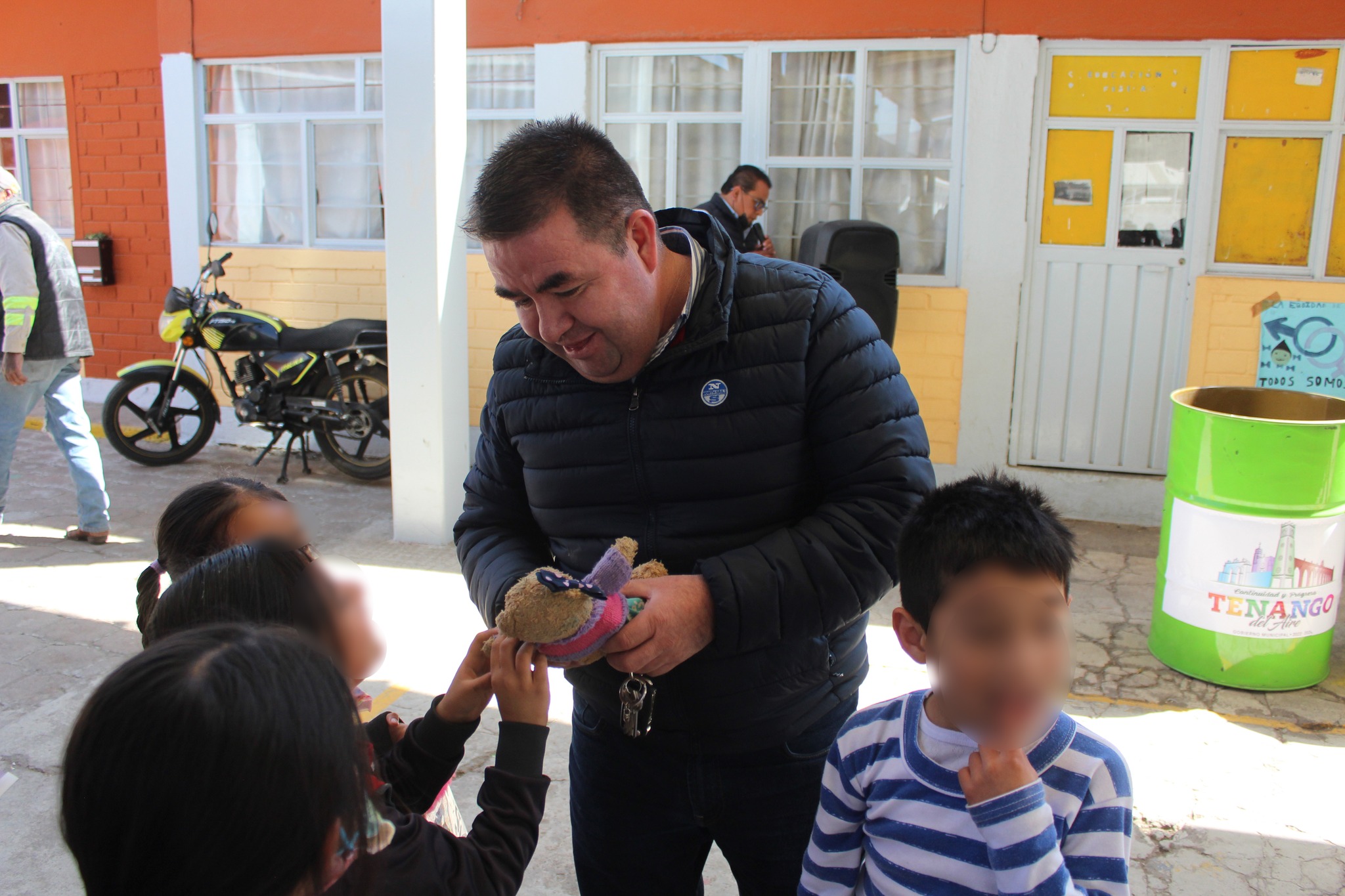 1676391905 97 Nuestro amigo Roberto Avila Ventura visito la escuela primaria Cuauhtemoc