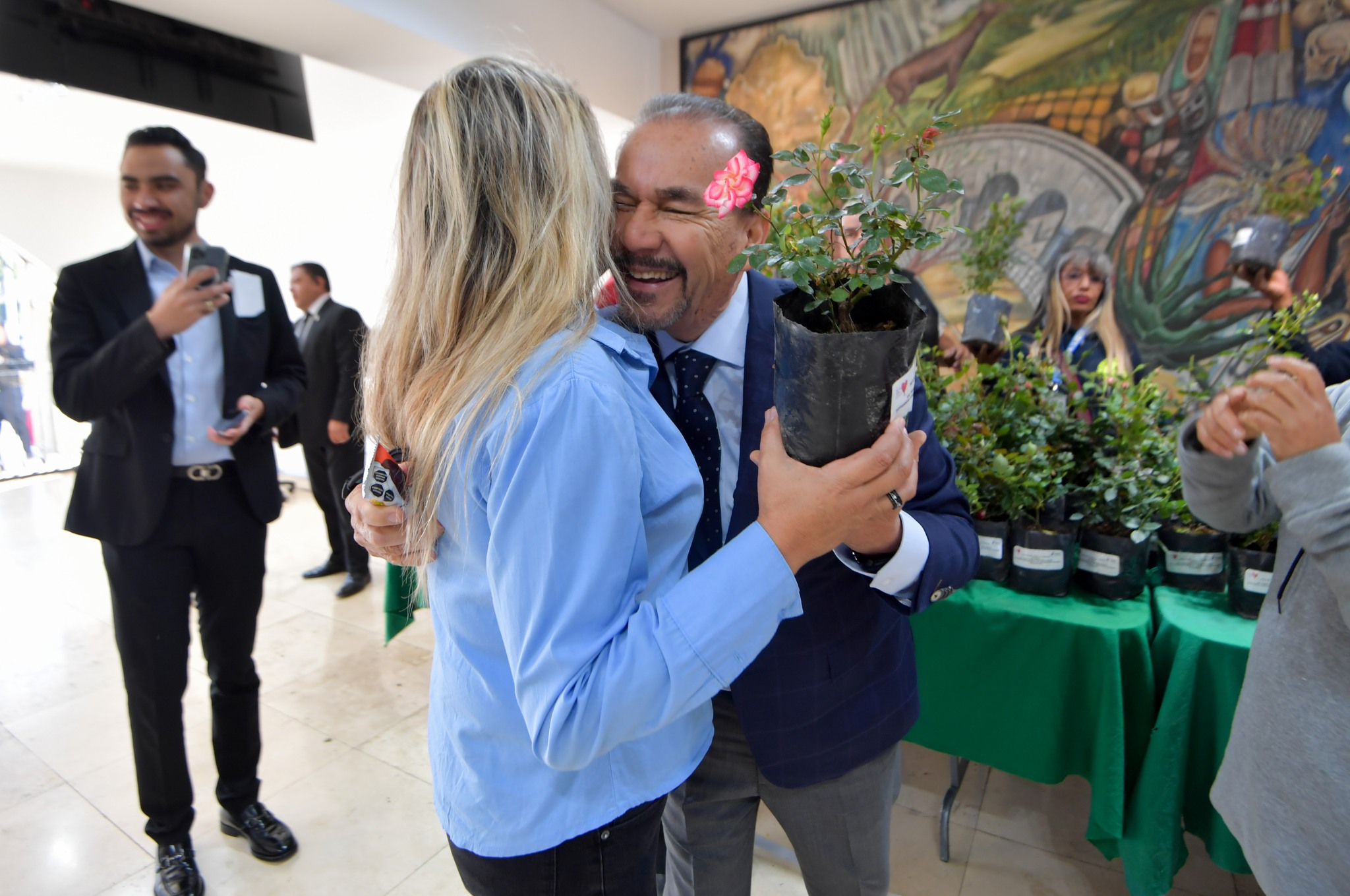 1676401732 386 Asi comenzamos la celebracion del DiaDelAmorYLaAmistad en el Palacio Municipal