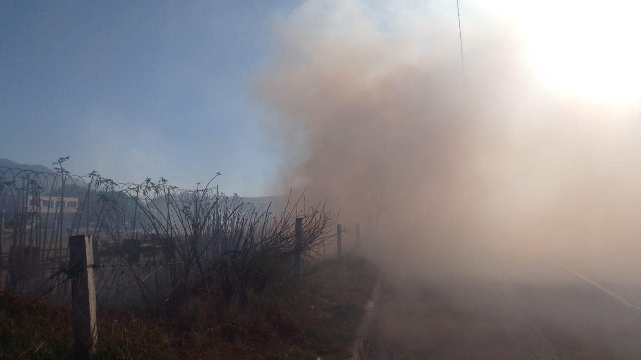 1676568055 409 Maneja con precaucion debido a un incendio en pastizales hay