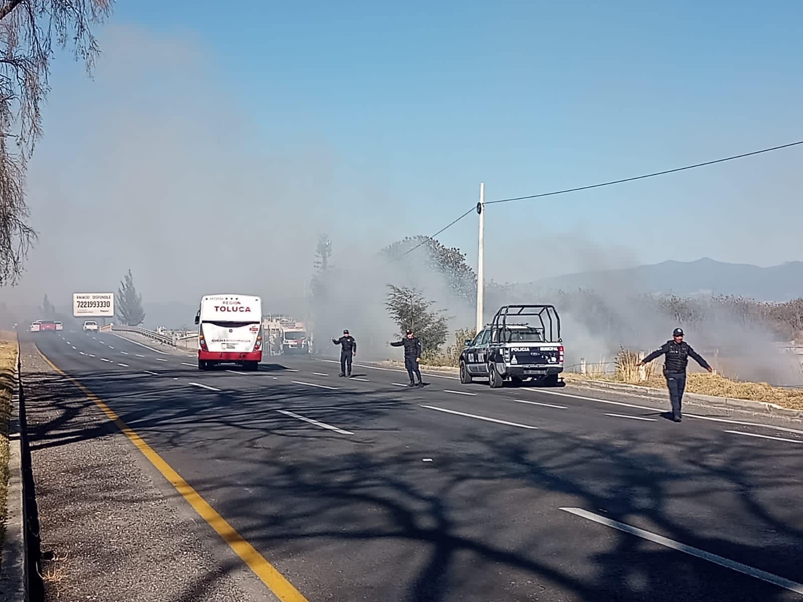 1676568061 Maneja con precaucion debido a un incendio en pastizales hay