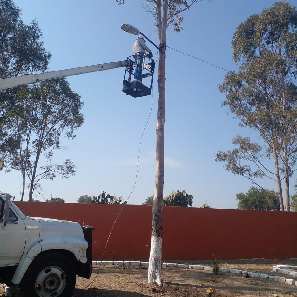 1676582833 853 Personal de la Coordinacion de Alumbrado Publico de Otumba retiraron