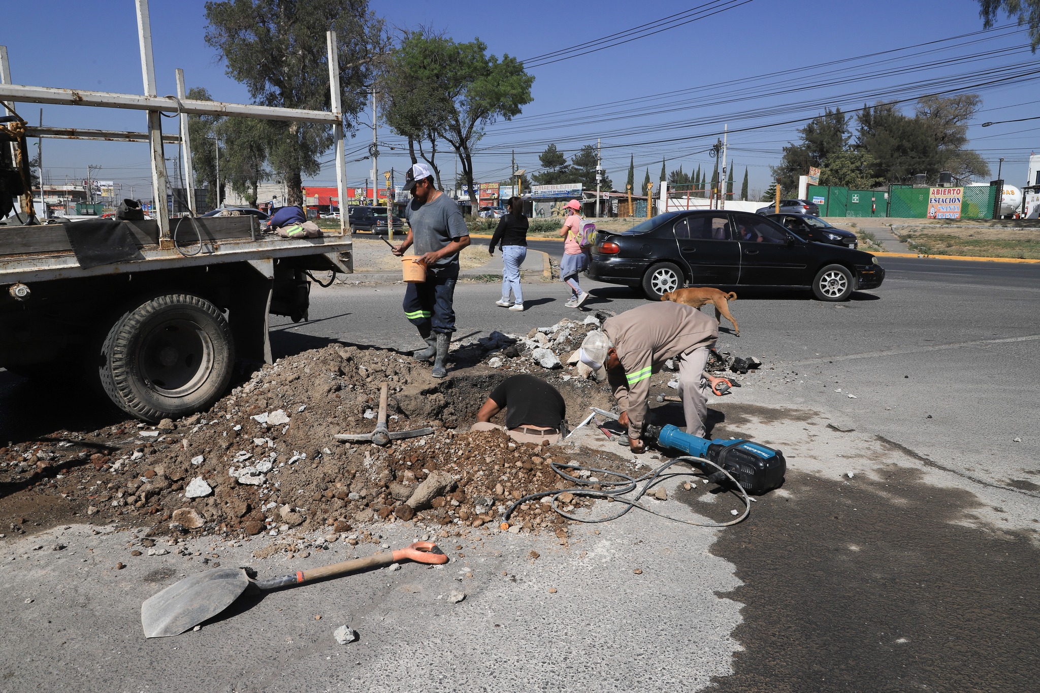 1676591644 508 Personal de DAPAS realiza trabajos de reparacion de una fuga