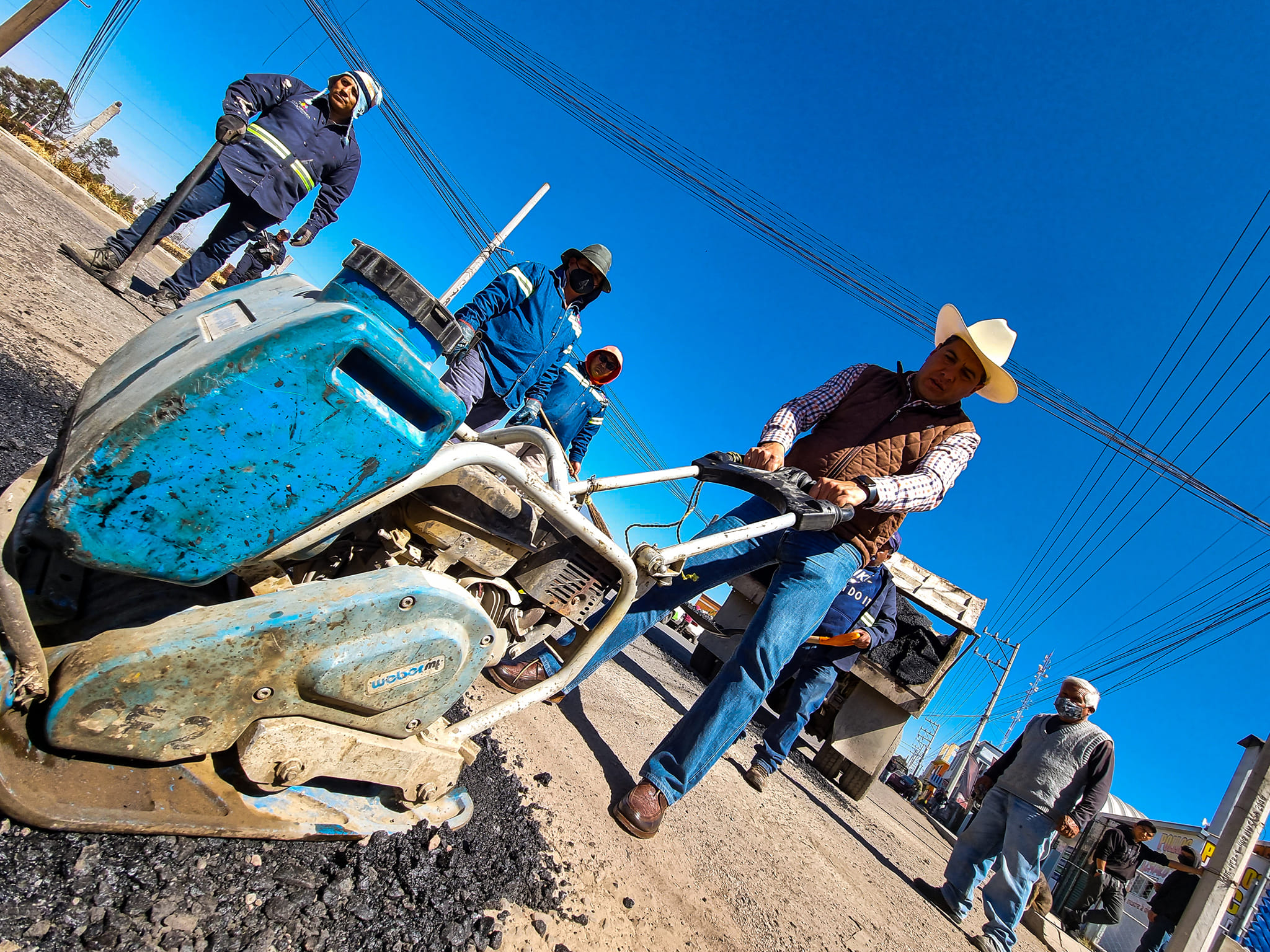 1676638981 22 Iniciamos labores de Bacheo en Av De la Mujer AccionesQueDejanHuella