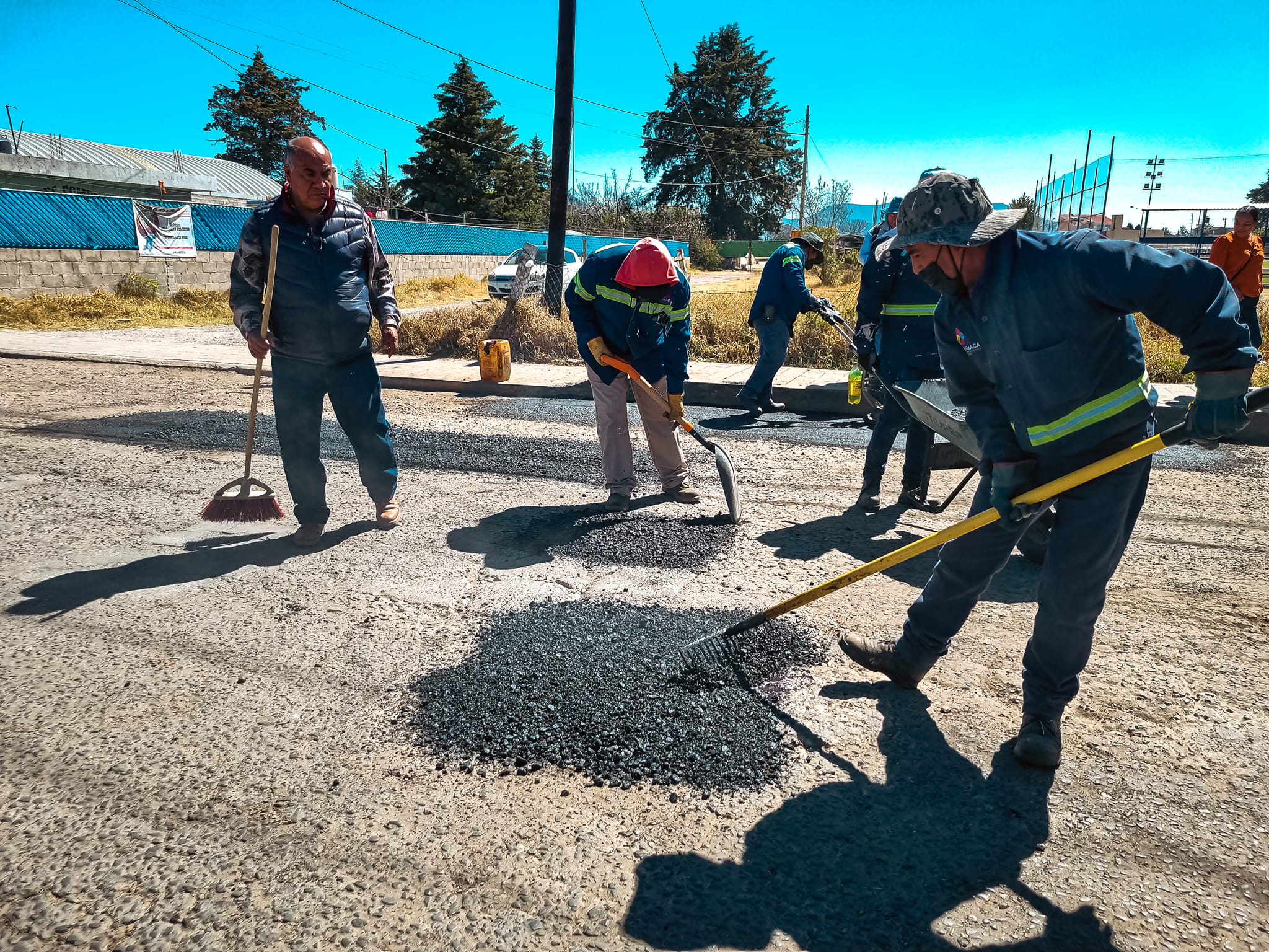 1676638982 848 Iniciamos labores de Bacheo en Av De la Mujer AccionesQueDejanHuella