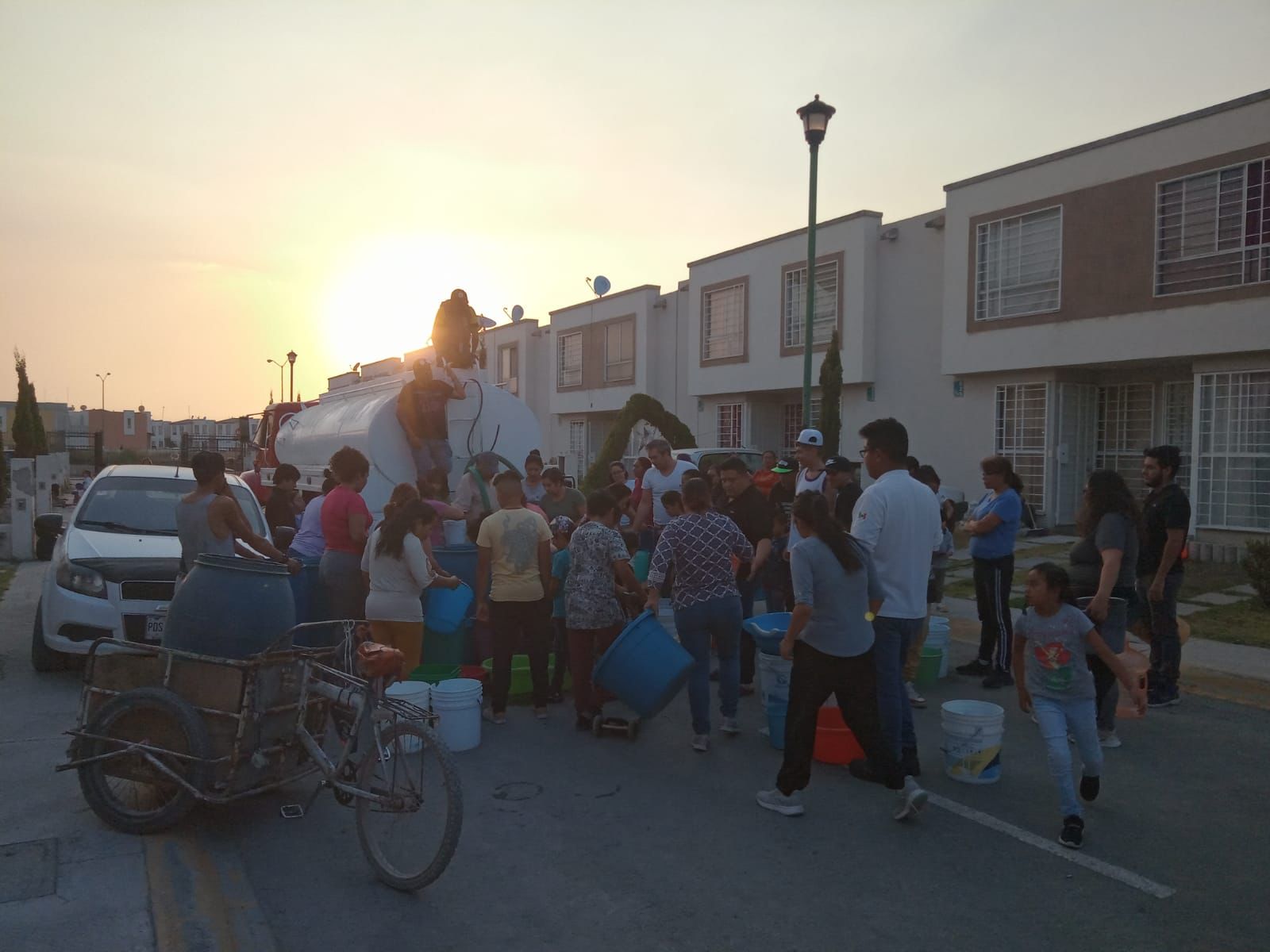 1676661123 845 ¡¡¡ABASTO DE AGUA EN PASEOS DEL VALLE