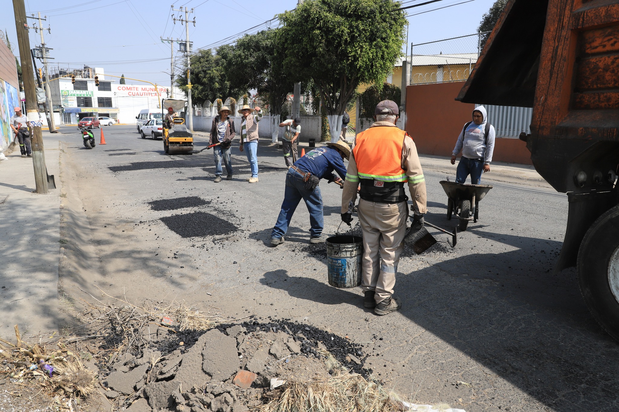 1676672230 153 En el mantenimiento de las vialidades el personal de la