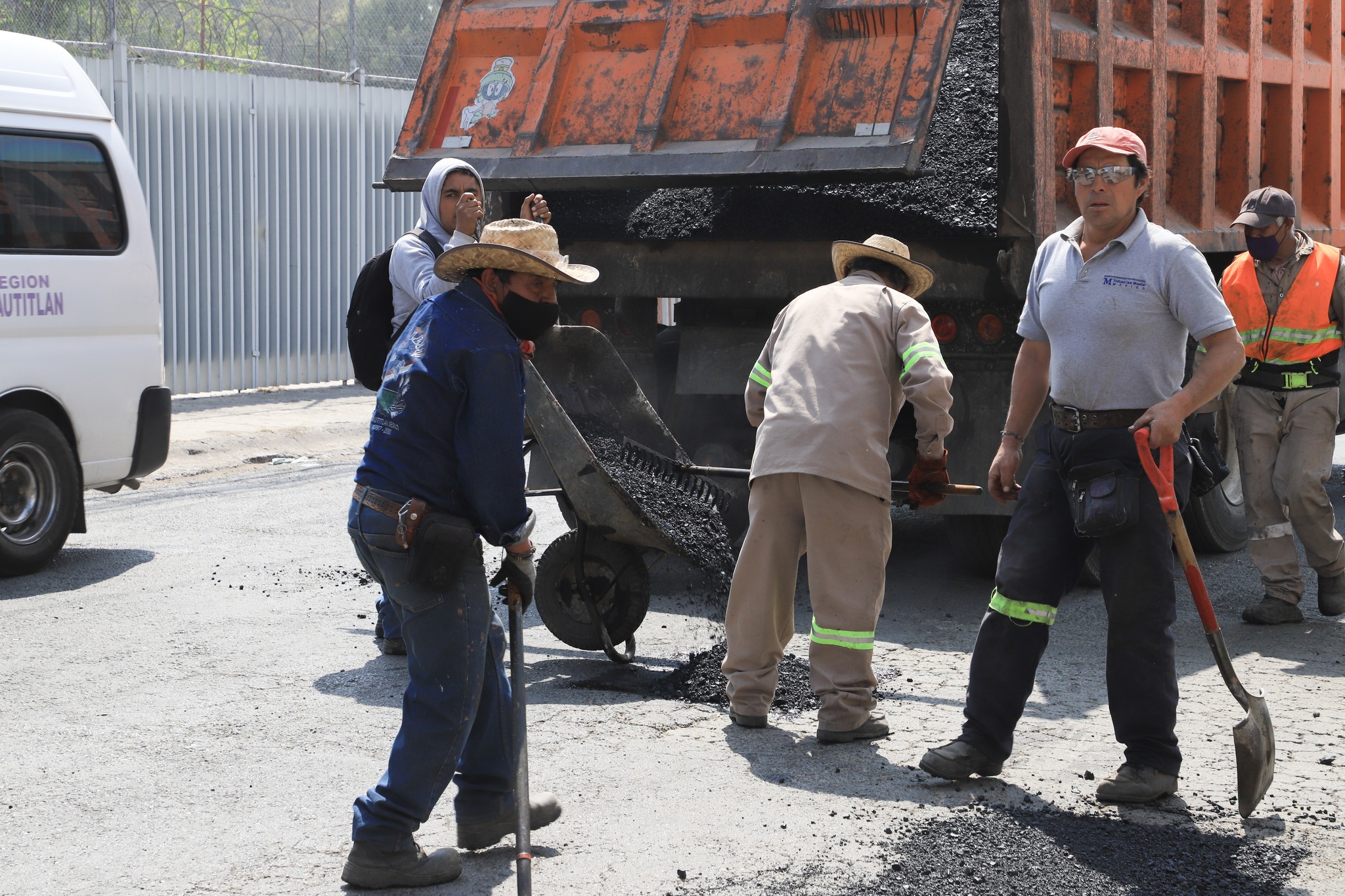 1676672231 417 En el mantenimiento de las vialidades el personal de la