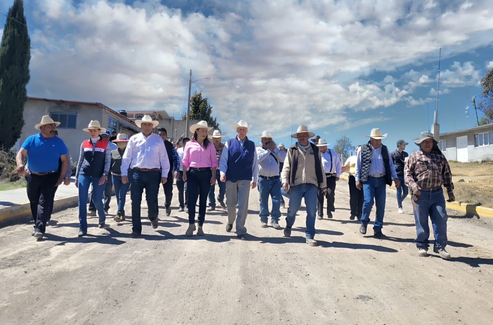 1676728099 421 Iniciamos el encementado del camino de acceso a San Antonio