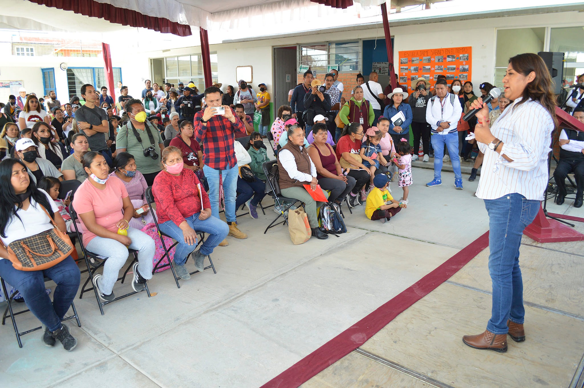 1676746189 615 EL GOBIERNO DE CHIMALHUACAN ENTREGA TRES AULAS EN CORTE SAN