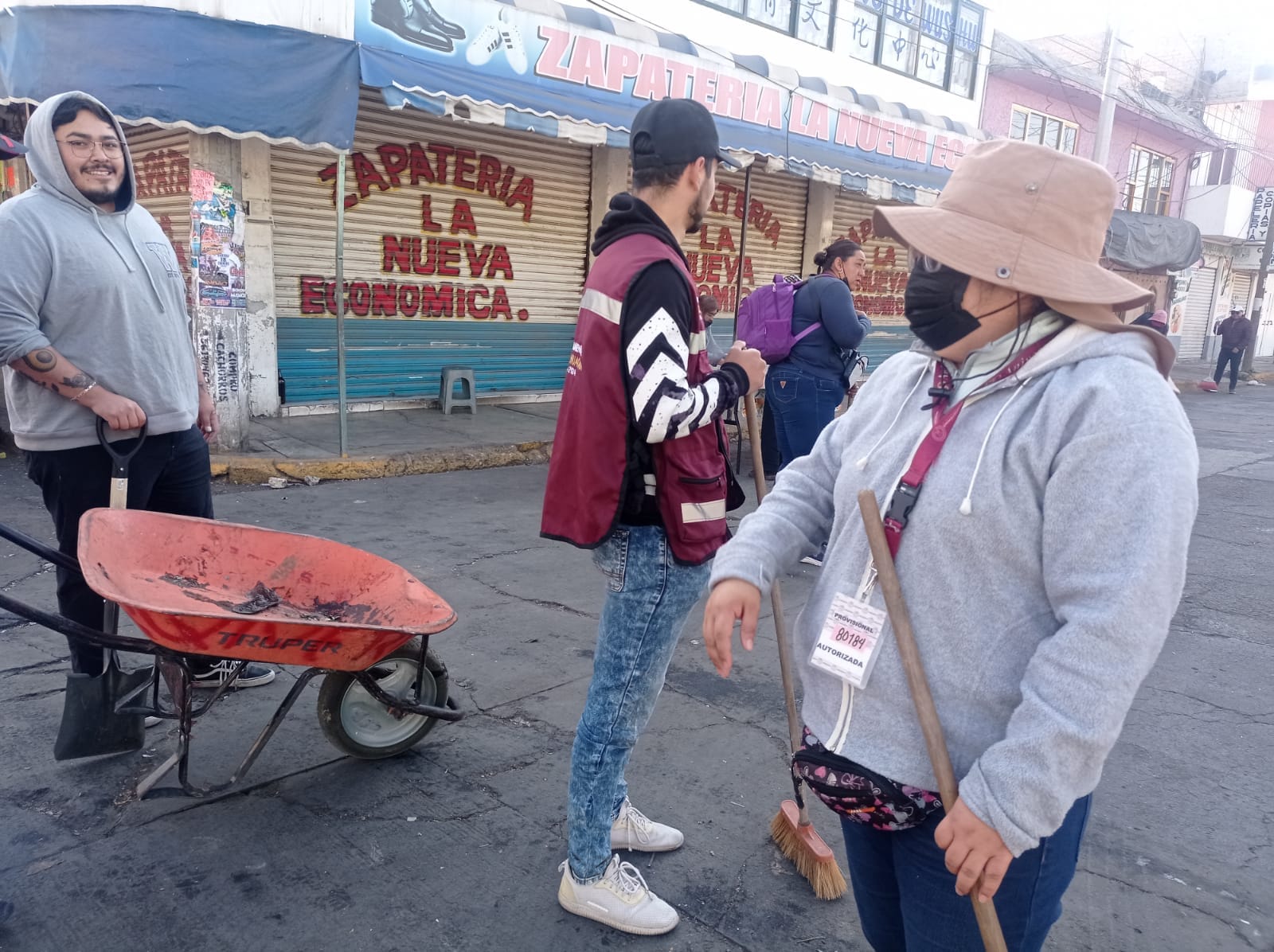 1676754119 61 EN PLAZA SANTA ELENA SERVIDORES PUBLICOS REALIZAN JORNADA DE LIMPIEZA