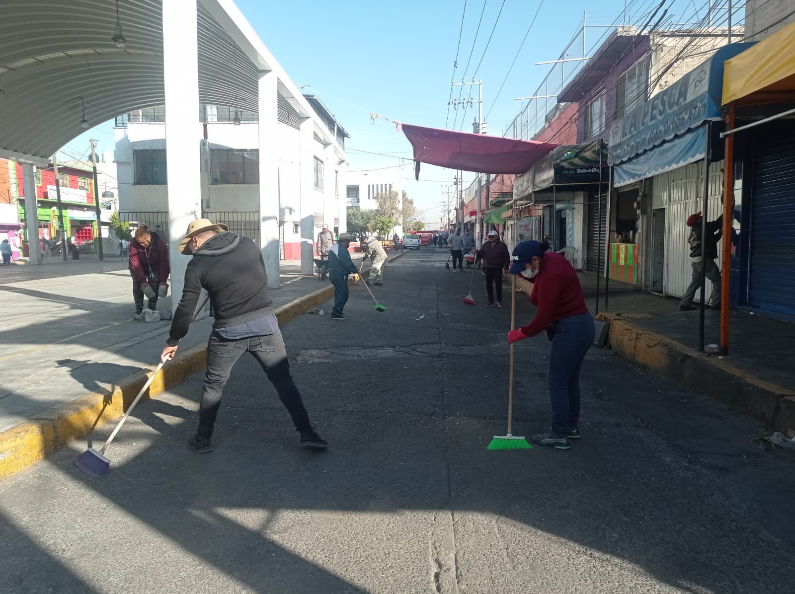 1676754120 327 EN PLAZA SANTA ELENA SERVIDORES PUBLICOS REALIZAN JORNADA DE LIMPIEZA