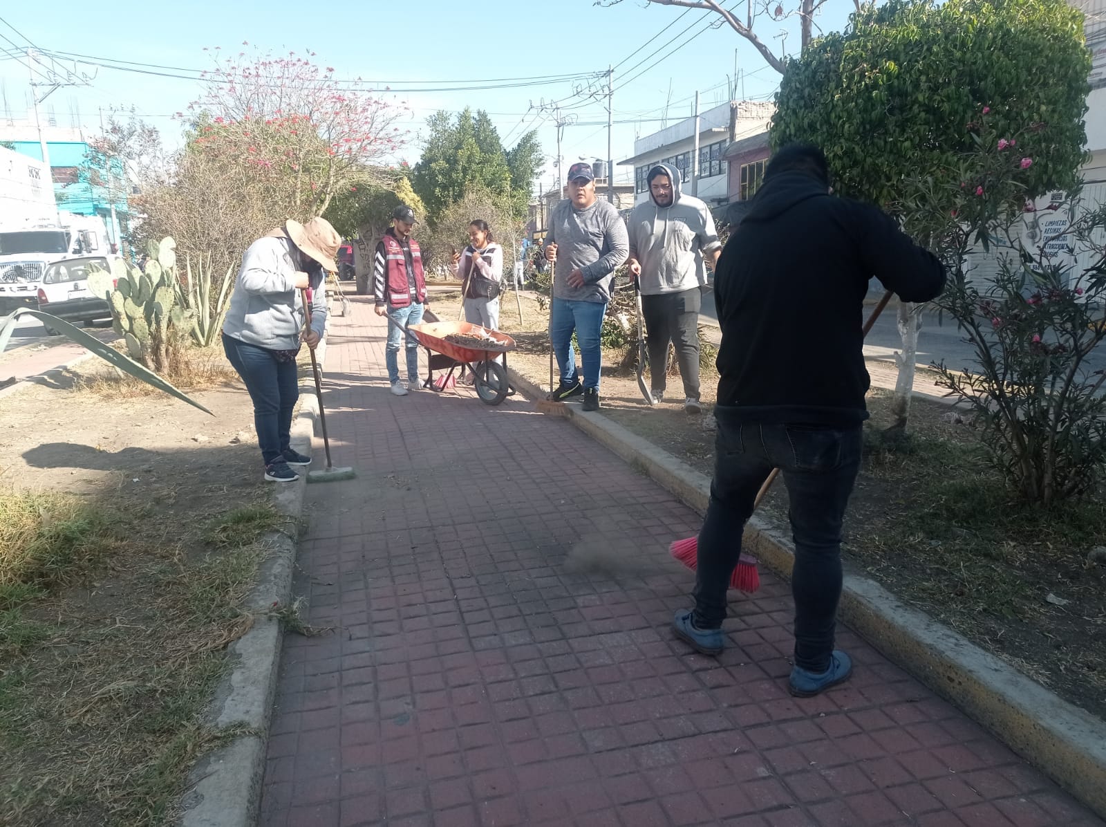 1676754120 47 EN PLAZA SANTA ELENA SERVIDORES PUBLICOS REALIZAN JORNADA DE LIMPIEZA