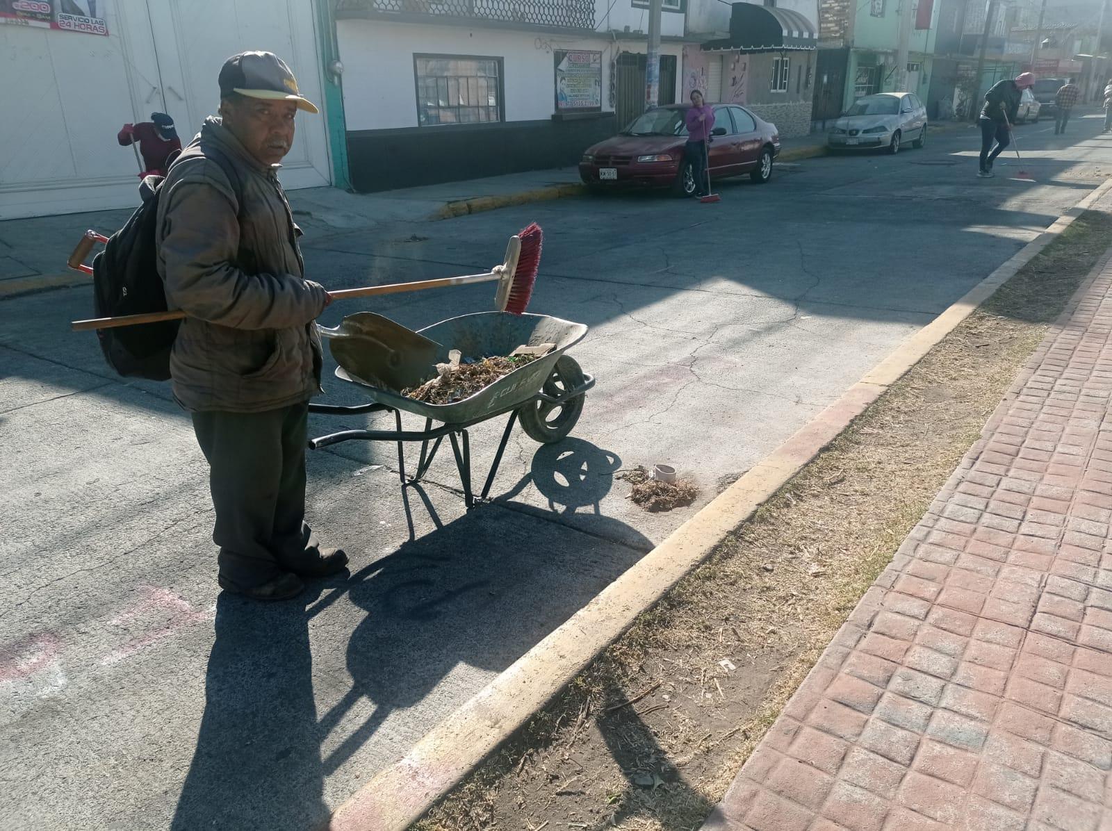 1676754120 987 EN PLAZA SANTA ELENA SERVIDORES PUBLICOS REALIZAN JORNADA DE LIMPIEZA