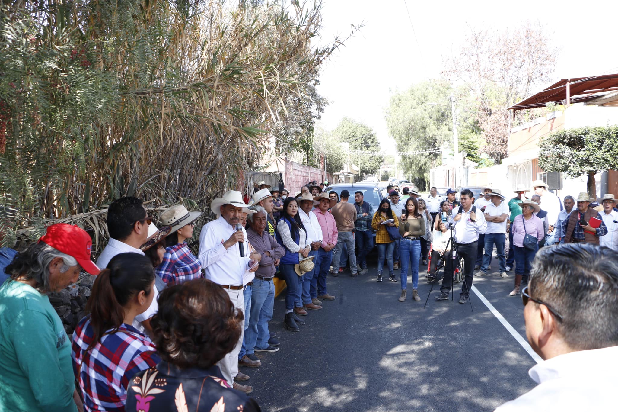 1676825279 239 Entrega de la obra de Repavimentacion a las Calles Hombres