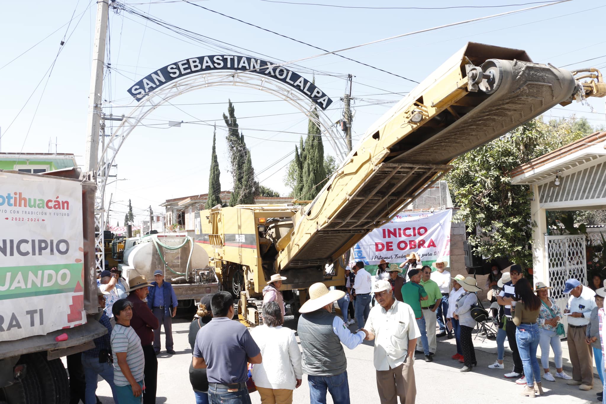 1676832586 137 Banderazo de inicio de la obra Repavimentacion Calle Constitucion en