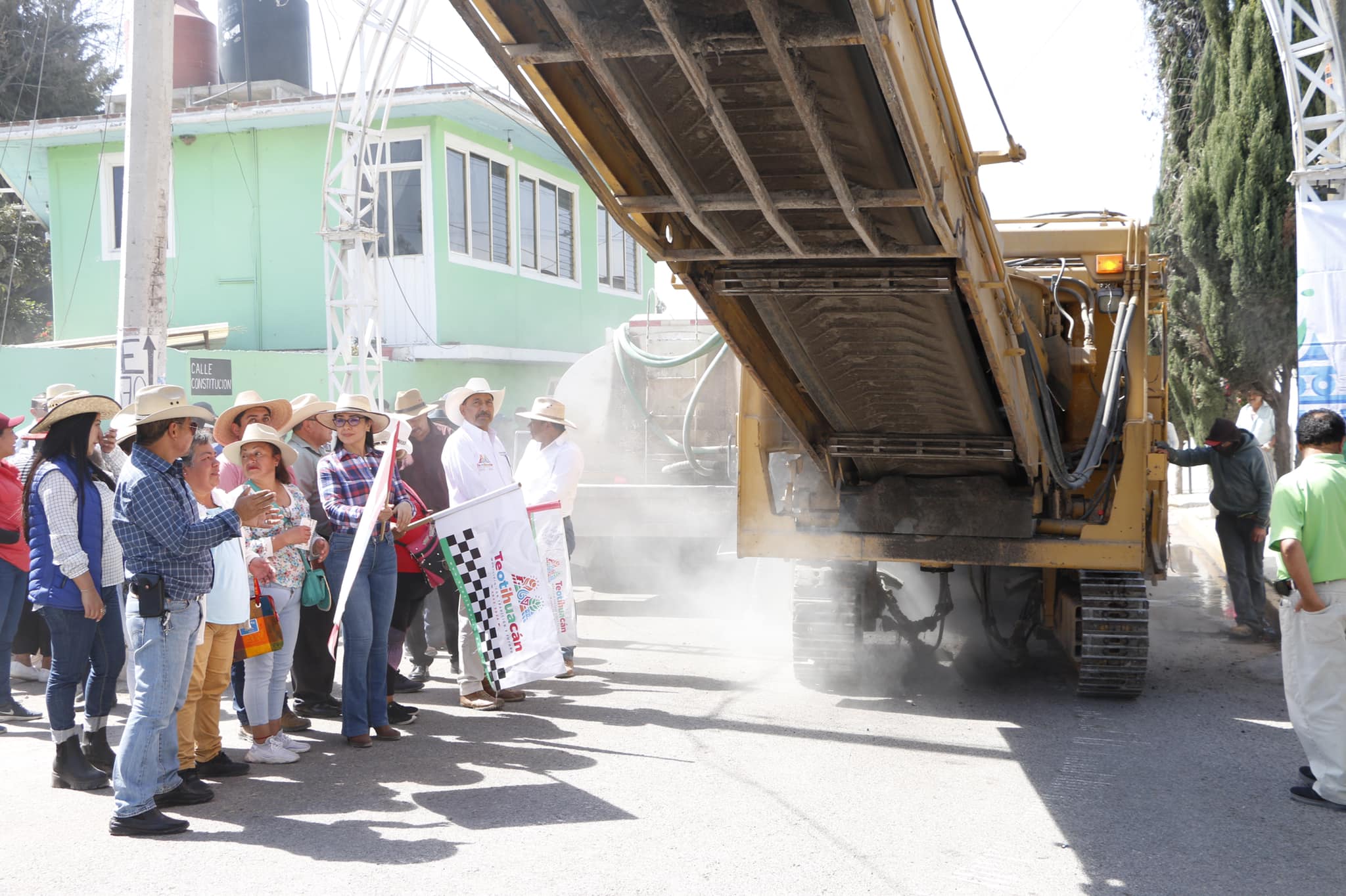 1676832586 531 Banderazo de inicio de la obra Repavimentacion Calle Constitucion en