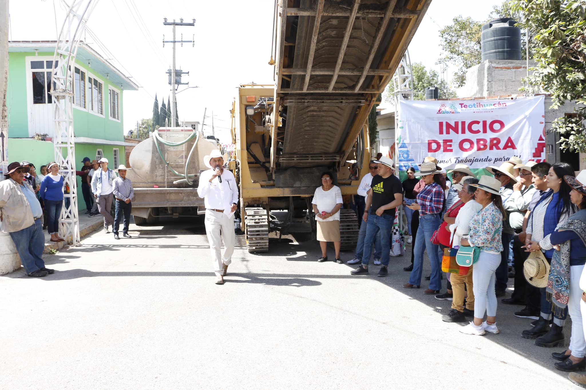 1676832586 843 Banderazo de inicio de la obra Repavimentacion Calle Constitucion en