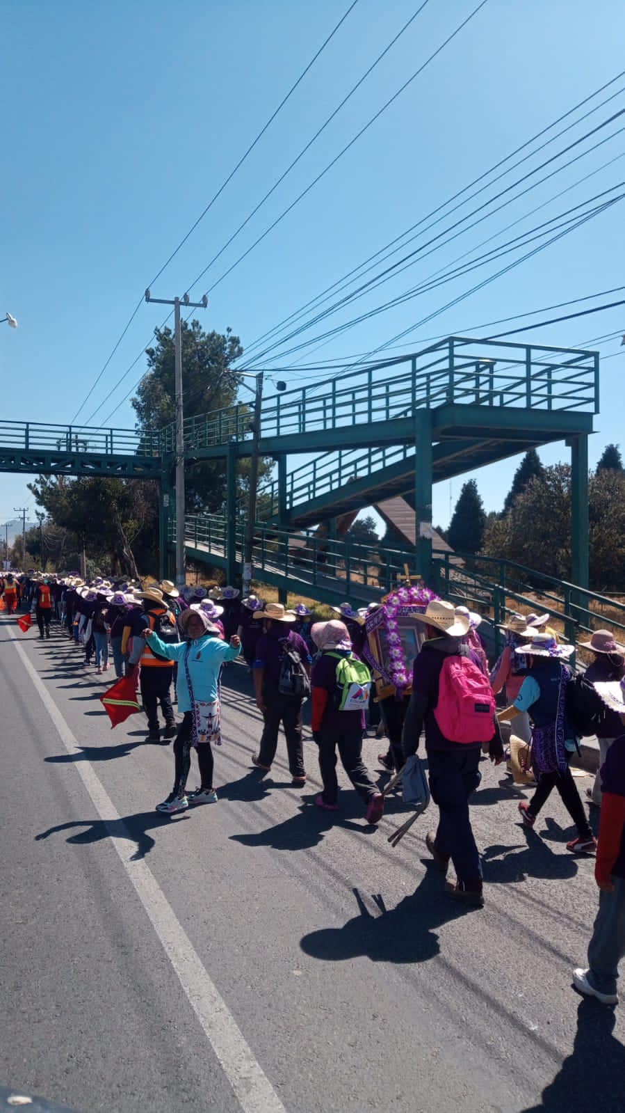 1676928938 Maneja con precaucion peregrinos rumbo a Chalma pasan por nuestro