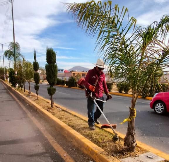 1677091686 REALIZAN TRABAJADORES DEL AYUNTAMIENTO FAENA DE LIMPIEZA EN BOULEVARD HIDALGO