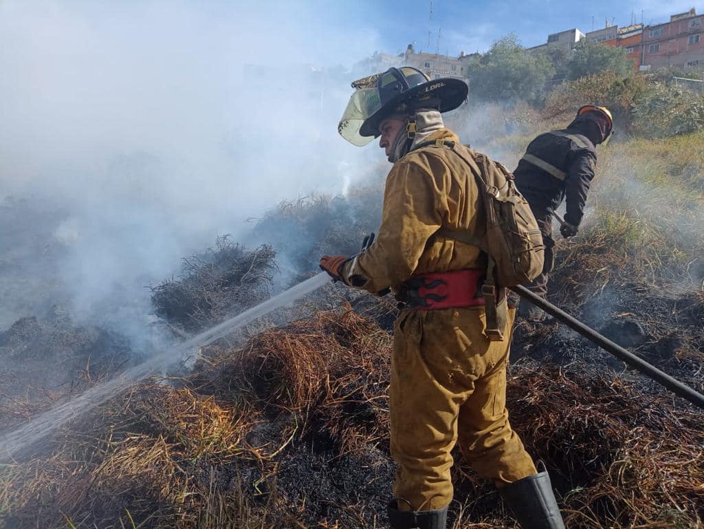 1677092327 738 Elementos del Cuerpo de Bomberos de AtizapanDeZaragoza se encuentran laborando