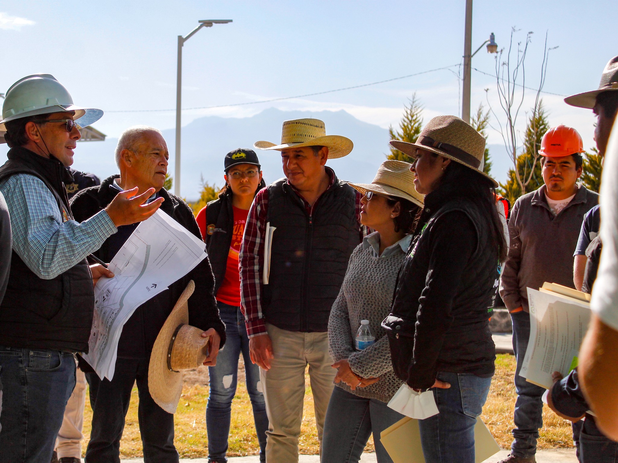 1677158385 319 La presidenta Esmeralda Gonzalez Lagunas en compania de la Lic